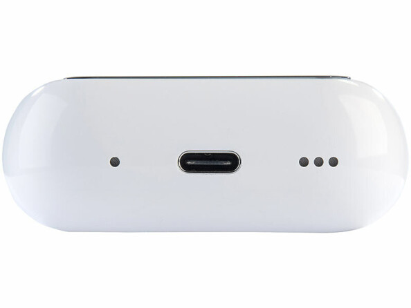Boîtier blanc arrondi, vue de dessous : port USB-C au milieu, un petit trou à gauche, trois petits trous à droite
