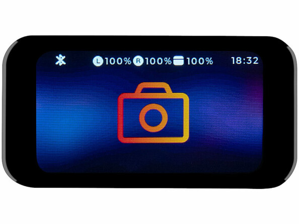 Écran avec icône appareil photo orange au centre, Bluetooth, batteries L/R et batterie à 100%, 18:32 en haut
