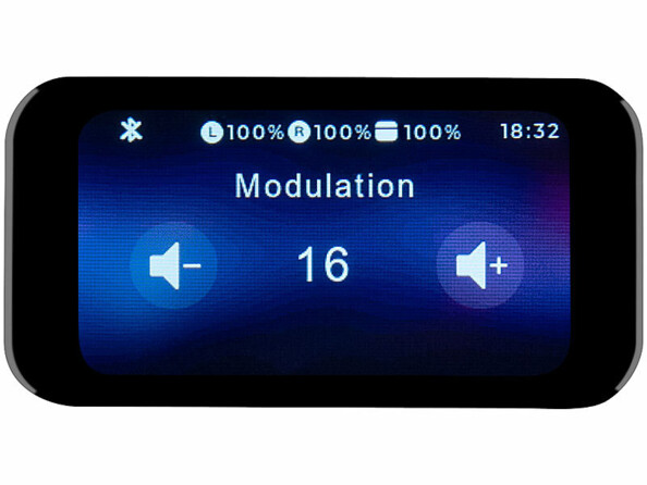 Écran numérique affichant Modulation 16 avec réglages volume ±, icônes Bluetooth, batteries L/R à 100% et heure 18:32