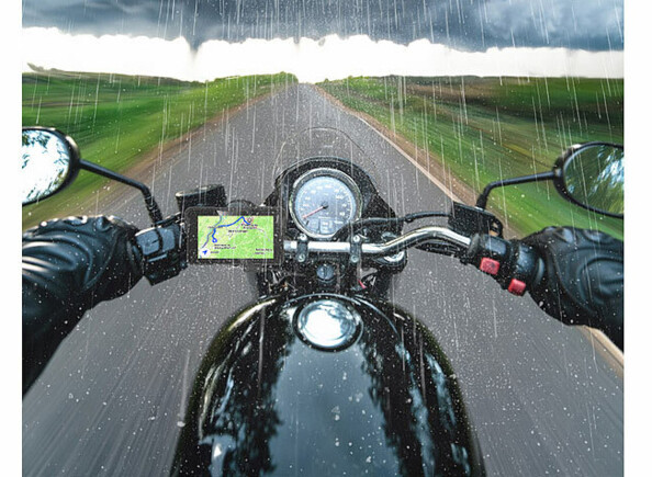 Écran 5" pour moto compatible CarPlay et Android Auto mis en situation sur guidon de moto sous la pluie