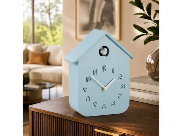 Horloge à coucou maisonnette bleue posée sur un meuble