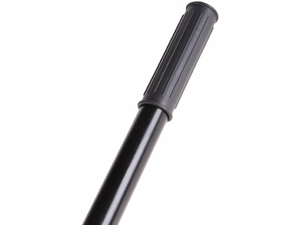 vue zoomée sur le manche du niveleur pour pelouse