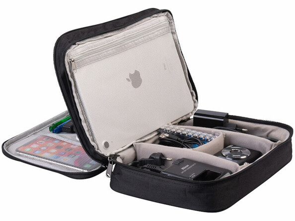 Sac de rangement pour appareils électroniques mis en situation ouvert avec tablette et accessoires