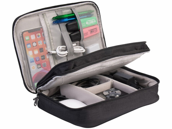Sac de rangement pour appareils électroniques mis en situation ouvert avec de nombreux accessoires
