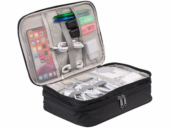 Sac de rangement pour appareils électroniques mis en situation ouvert avec câble, tablette, stylos
