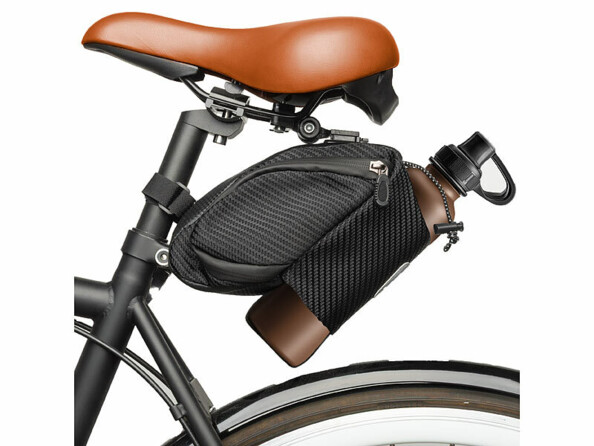 Sacoche de selle réfléchissante 1 L mise en situation sur un vélo avec gourde