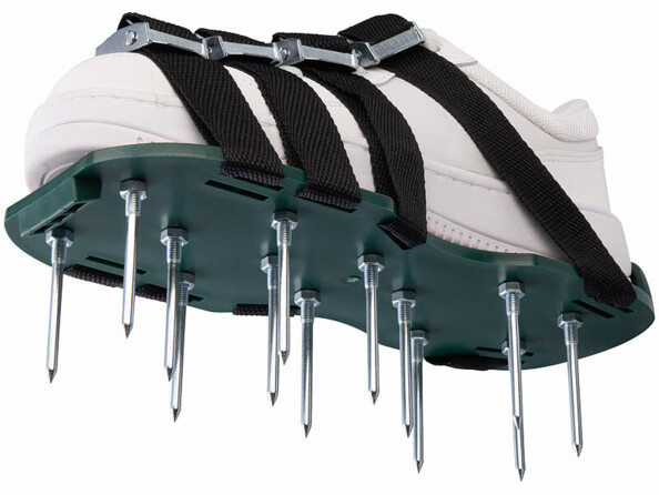 sandale à clous aérateur pour gazon mise en situation sur une chaussure