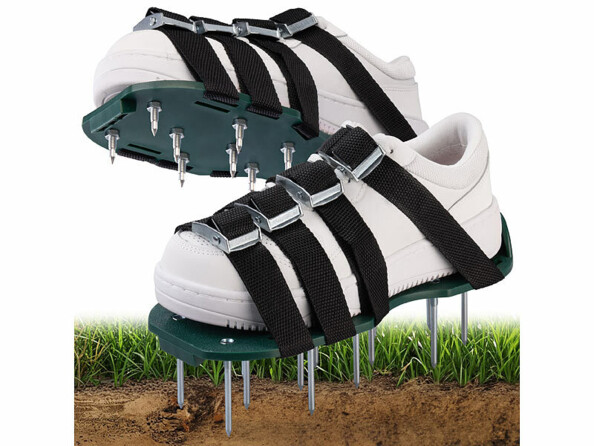 sandales aérateurs pour pelouse mises en tituarion sur chaussures avec pelouse