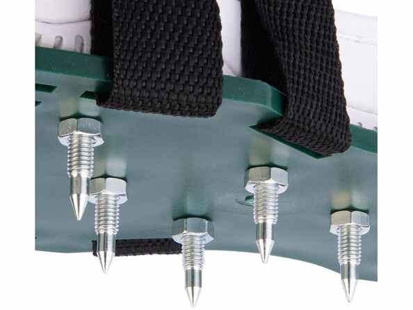 vue zoomée sur les pointes courtes de l'aérateur gazon