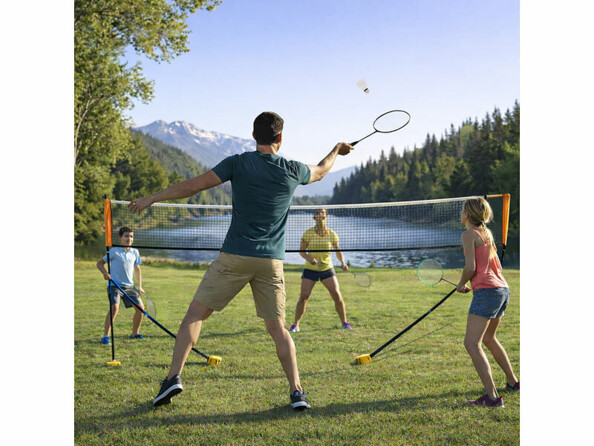 mise en situation d'une famille de 4 personnes jouant au badminton en plein air