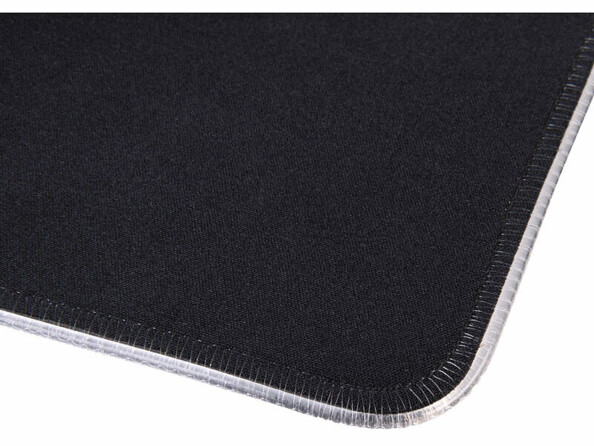 vue zommé sur un angle du tapis de souris avec éclairage LED RVB