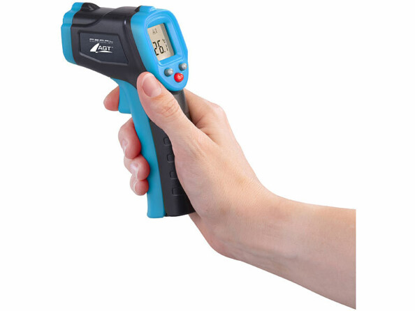 Thermomètre infrarouge sans contact tenu dans une main vue de 3/4 arrière