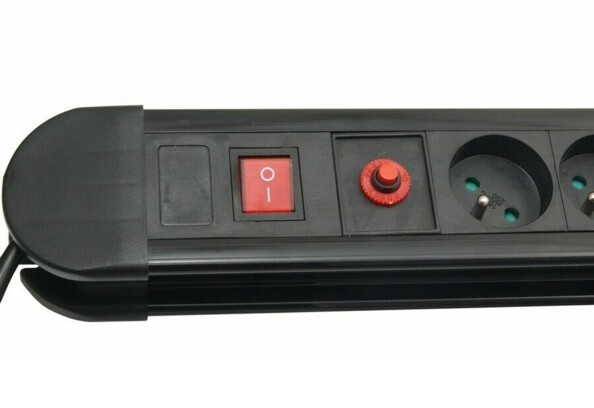 Bloc multiprise 10 prises avec interrupteur Perel. Protection contre les surtensions