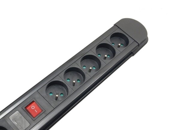 Bloc multiprise 10 prises avec interrupteur Perel. 10 prises secteurs