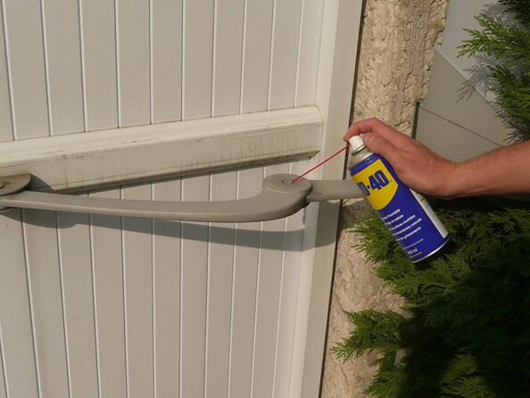 dégrippant WD-40 exemple sur porte