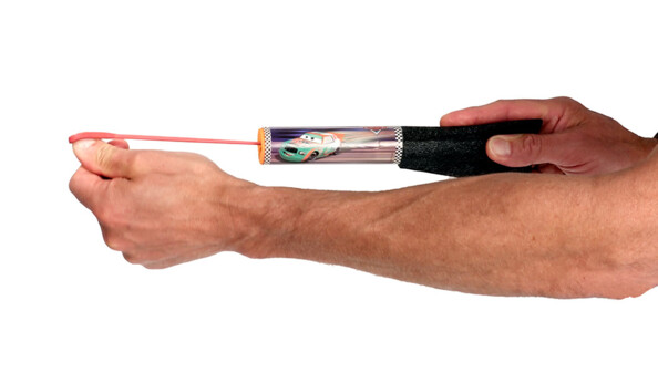 Tnesion de l'élastique de lancement d'une fusée en mousse Cars