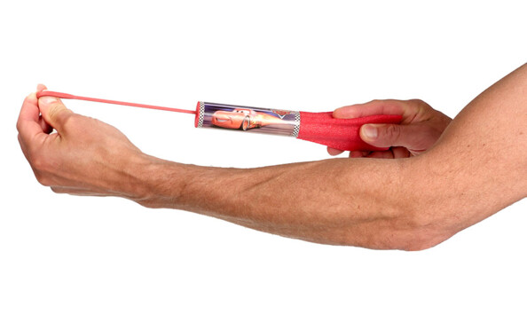 Mise sous tension de l'élastique de la fusée Cars pour lancement