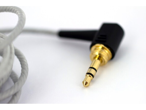 Zoom sur l'embout jack 3,5 mm plaqué or du câble des écouteurs filaires