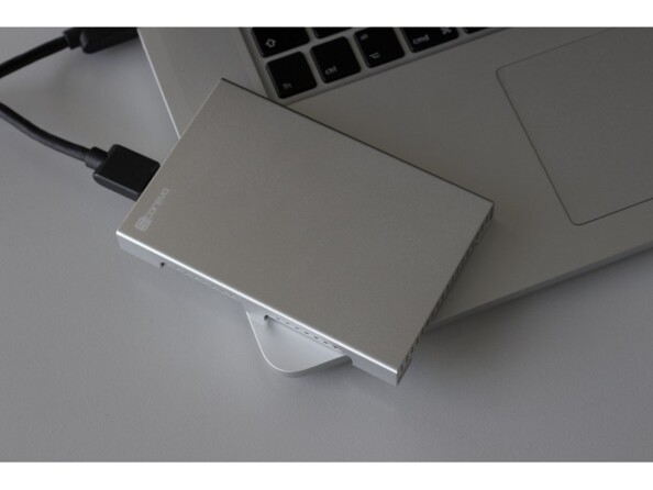 Mise en situation du boîtier pour disque dur SATA 2,5" branché par câble USB-A vers Micro-USB-B à un PC portable