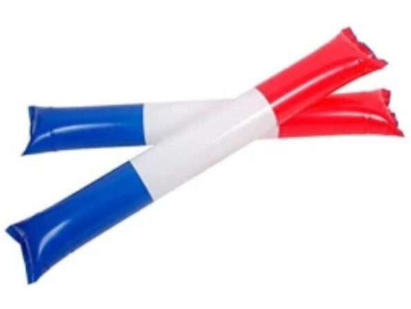 Paire d'applaudisseurs gonflables aux couleurs du drapeau français (bleu, blanc, rouge), l'un au-dessus de l'autre, prêts à être frappés pour faire du bruit lors d'événements sportifs.