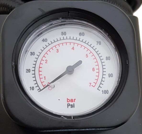 Compresseur à air 12V / 230V HP Autozubehör. Alimentation secteur ou allume-cigare