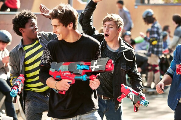 Entrainement au tir de fléchettes souples entre amis avec un fusil à tir rapide