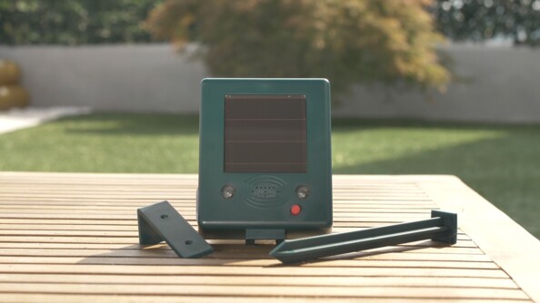 Effaroucheur d'oiseaux avec sa fixation murale et son piquet.