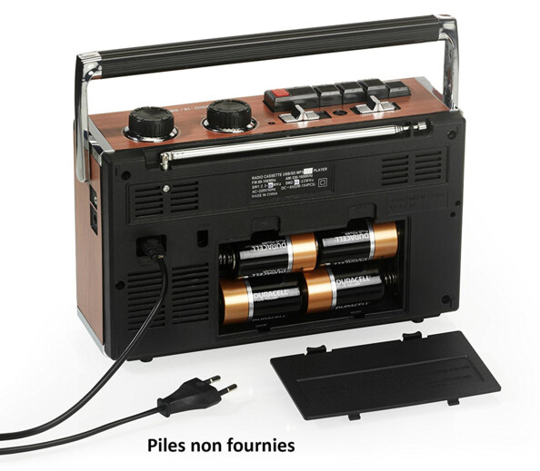 Radio K7 avec lecteurs SD et USB PR85 Ricatech. Alimentation : Secteur (intégré) ou 4 piles (non fournies).