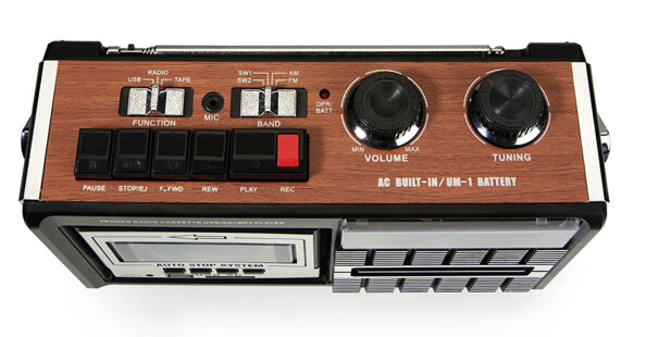 Radio K7 avec lecteurs SD et USB PR85 Ricatech Vue du tableau de commande rétro.