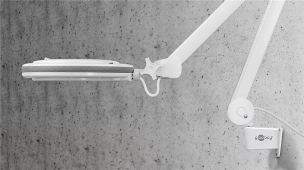 Fixation solide mise en situation avec une lampe loupe