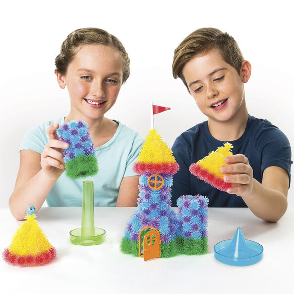 Deux enfants entrain de construire avec Bunchems Bunch'n Build.