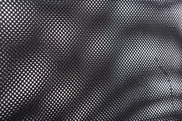 Zoom sur la maille de la chaise de bureau Torino noir Inter Link.