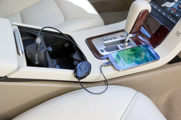 Chargeur USB de voiture et batterie de secours 2.200 mAh avec câble rétractable