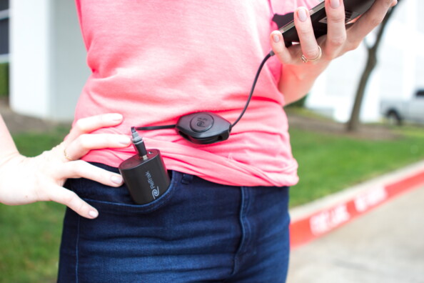 Chargeur USB de voiture et batterie de secours 2.200 mAh avec câble rétractable