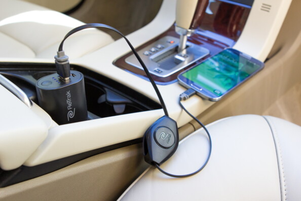 Chargeur USB de voiture et batterie de secours 2.200 mAh avec câble rétractable