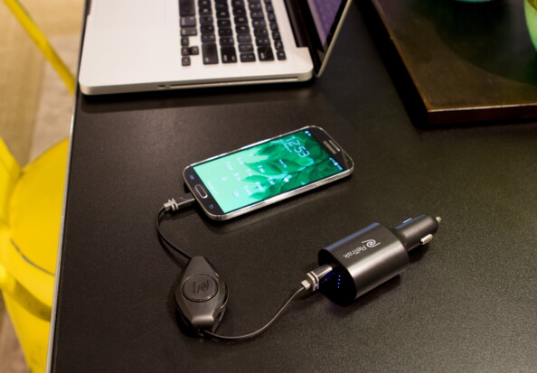 Chargeur USB de voiture et batterie de secours 2.200 mAh avec câble rétractable