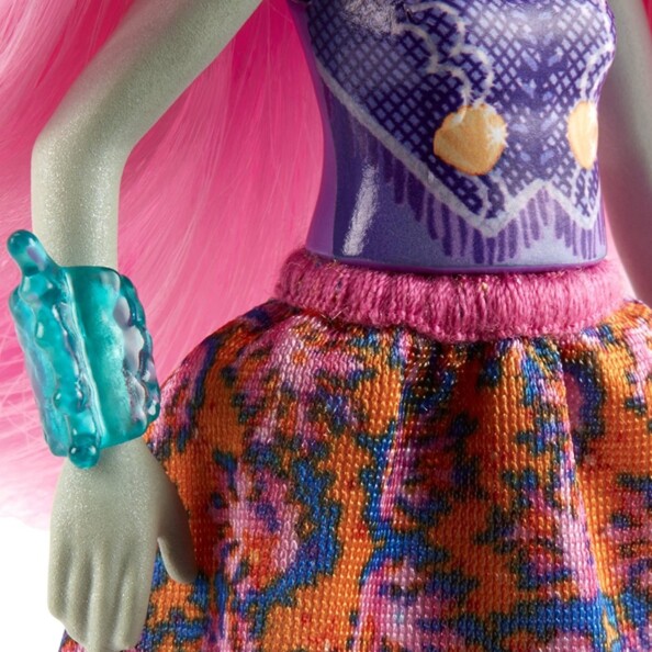 Zoom sur la tenue de Sandella de la boîte Enchantimals : La calèche des hippocampes.