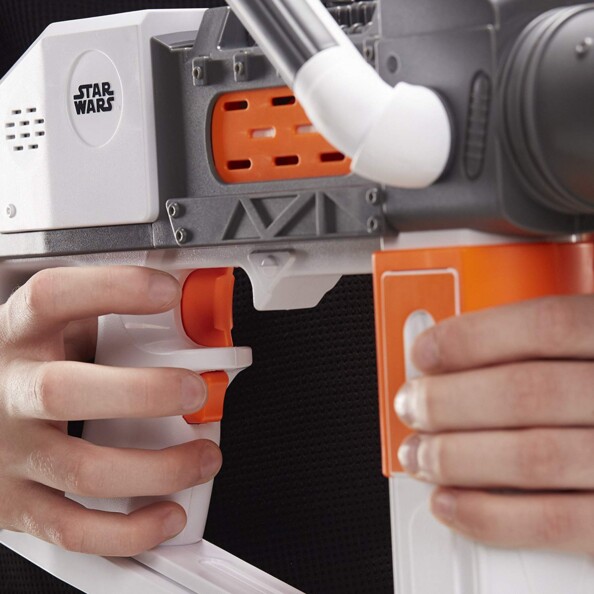 Stromtrooper Deluxe Blaster le fusil Nerf avec poignée ergonomique.