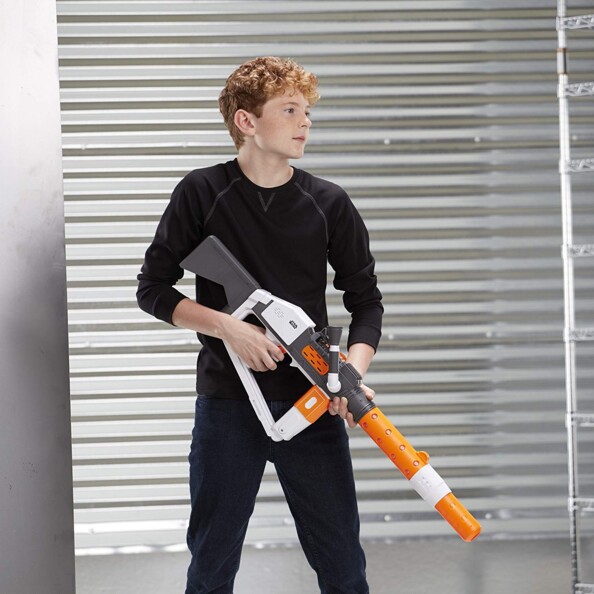 Fusil Star Wars Stromtrooper Deluxe Blaster Nerf dans les main d'un enfant.