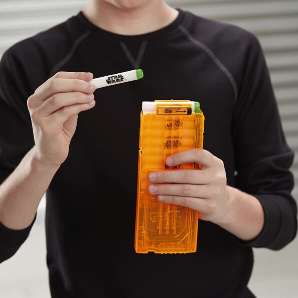 Nerf Star Wars Stromtrooper Deluxe Blaster avec chargeur et 12 fléchettes.