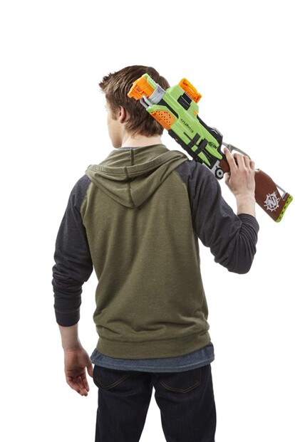 Fusil Nerf Zombie Strike Slingfire porter sur l'épaule.