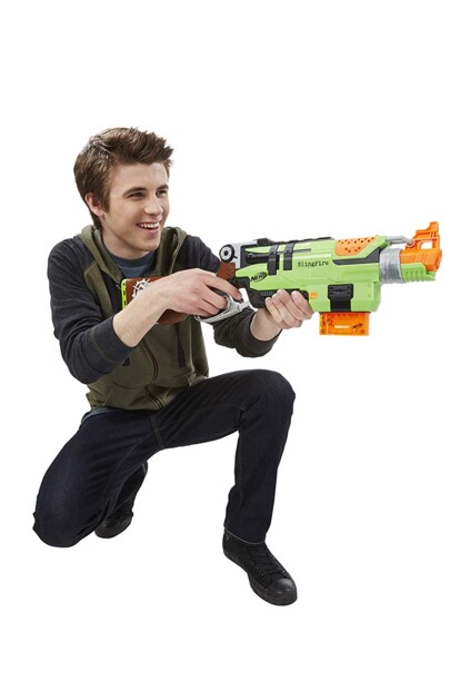 Fusil Nerf Zombie Strike Slingfire porter par un enfant accroupi.