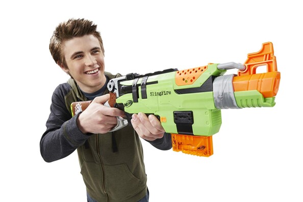 Fusil Nerf Zombie Strike Slingfire porter par un enfant debout.
