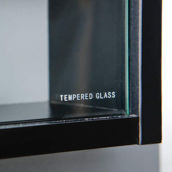 Inscription "Verre trempé" en bas à droite de la vitrine Collecty d'Inter Link.