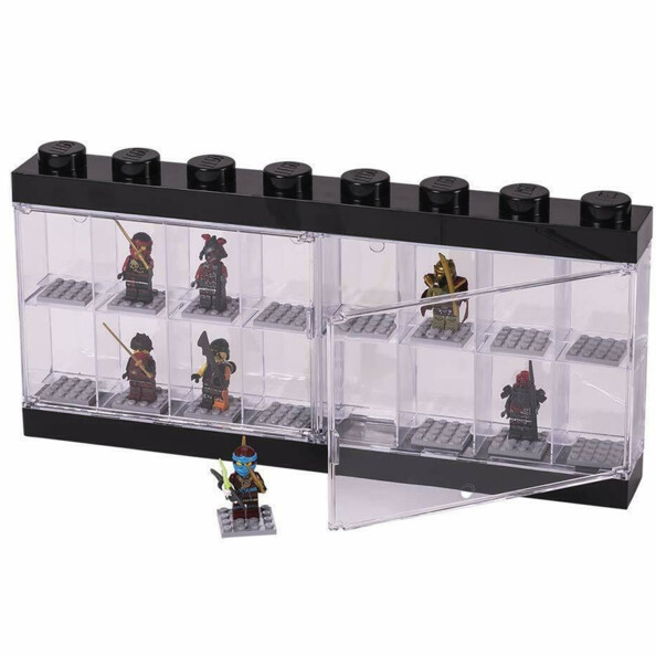 Figurines exposées dans la vitrine LEGO.