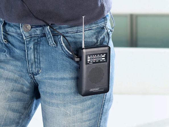 Poste radio fixé à la poche d'un jean