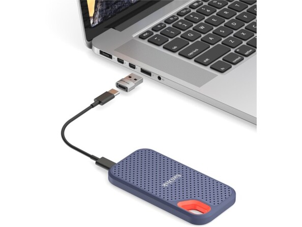Mise en situation du branchement de l'adaptateur à un port USB-A d'un PC portable et au câble USB-C d'un disque dur externe