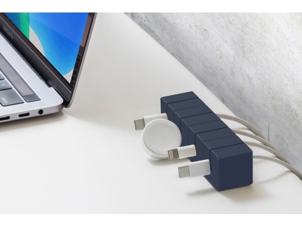 Plusieurs blocs organisateurs aimantés bleus raccordés magnétiquement entre eux et support plusieurs câbles de charge différents
