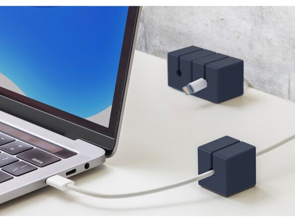 PC portable alimenté par câble USB-C organisé sur un bureau par un support cubique aimanté bleu