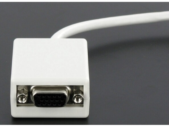 Plan rapproché sur la fiche VGA femelle du câble adaptateur coloris blanc